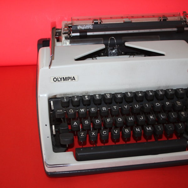 vintage working! OLYMPIA de luxe manual TYPEWRITER with original CASE