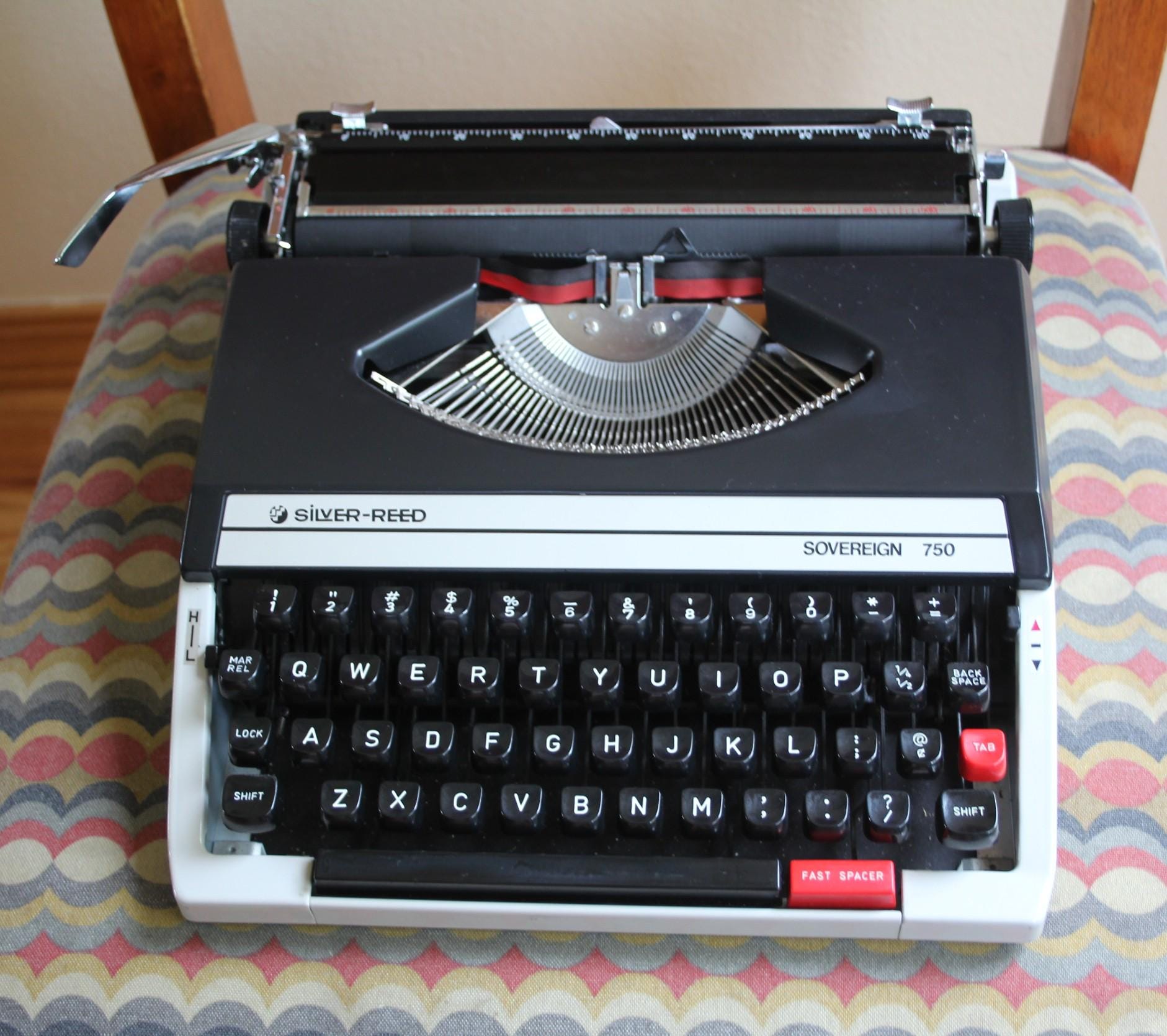 ビンテージ　セイコー　Silver Reed 750 タイプライター オレンジがかわいい！レトロなタイプライターのご紹介！｜2022年06月27