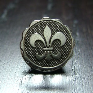 Rebirth Mini Médaillon Fleur de Lis Tie Tack ou Lapel Pin en Argent Antiqued
