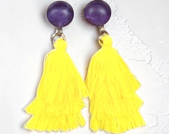 Pendientes colgantes con borlas moradas y amarillas para el día del partido