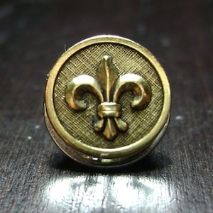 Fleur de Lis Gold Petite Fleur Tie Tack ou Lapel Pin en finition antique