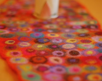 pool of dots oval table runner
