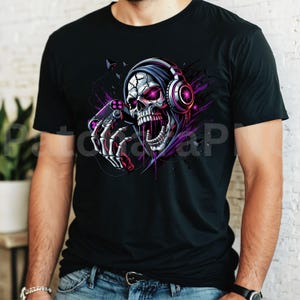Peut inclure: T-shirt noir avec un graphisme d&eacute;taill&eacute; d'un cr&acirc;ne portant un casque et tenant une manette de jeu. Le cr&acirc;ne a des yeux roses et est entour&eacute; d'accents violets et noirs, sur le th&egrave;me du jeu.