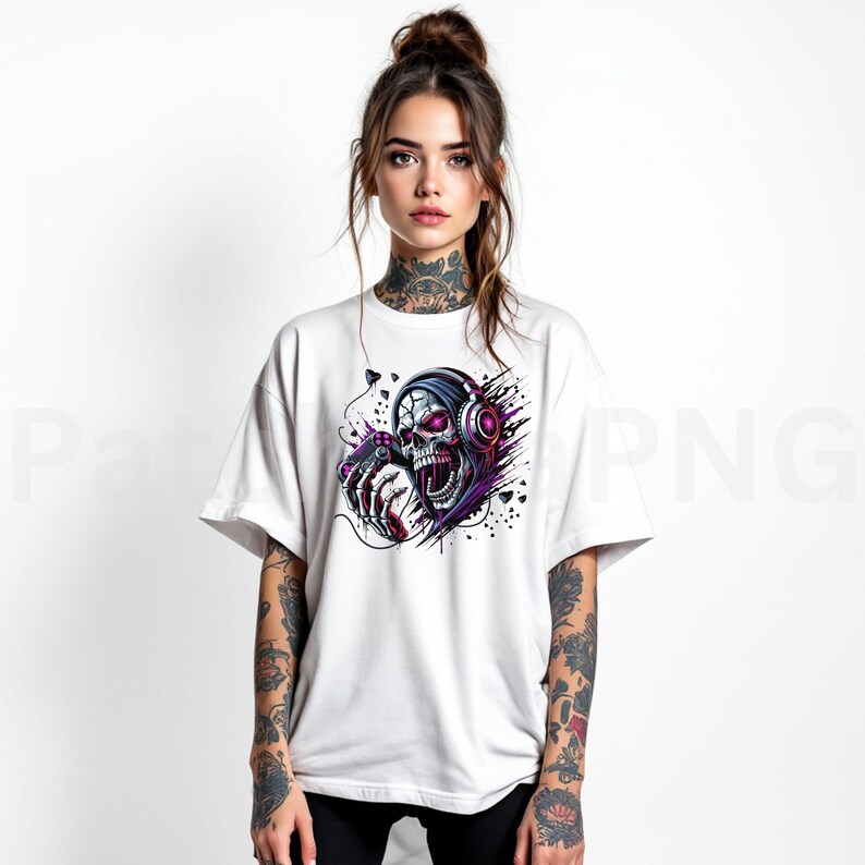 Peut inclure: T-shirt blanc avec un graphisme color&eacute; d'un cr&acirc;ne portant un casque et tenant une manette de jeu. Le design du cr&acirc;ne incorpore des accents violets, roses et noirs. Le t-shirt est de style d&eacute;contract&eacute; &agrave; manches courtes.