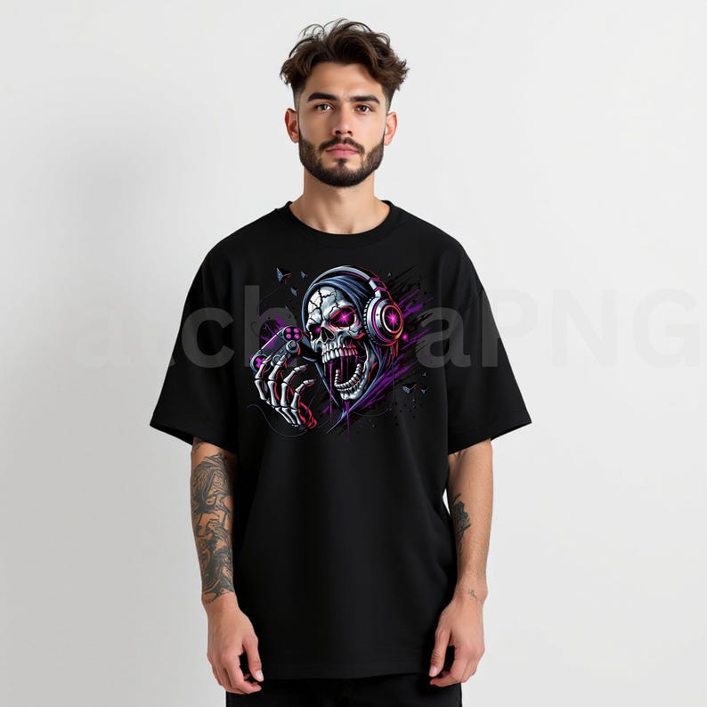 Peut inclure: T-shirt noir avec un motif graphique d'un cr&acirc;ne portant un casque audio. Le cr&acirc;ne est repr&eacute;sent&eacute; en violet et blanc, avec des d&eacute;tails complexes. Le casque est orn&eacute; de touches de rose. Le design a un style contemporain et audacieux.