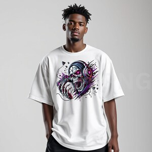 Peut inclure: T-shirt blanc avec un graphisme saisissant d'un cr&acirc;ne portant un casque et tenant une manette de jeu. Le design utilise des couleurs violettes et roses, cr&eacute;ant une esth&eacute;tique audacieuse. Ce t-shirt d&eacute;contract&eacute; est id&eacute;al pour un usage quotidien.