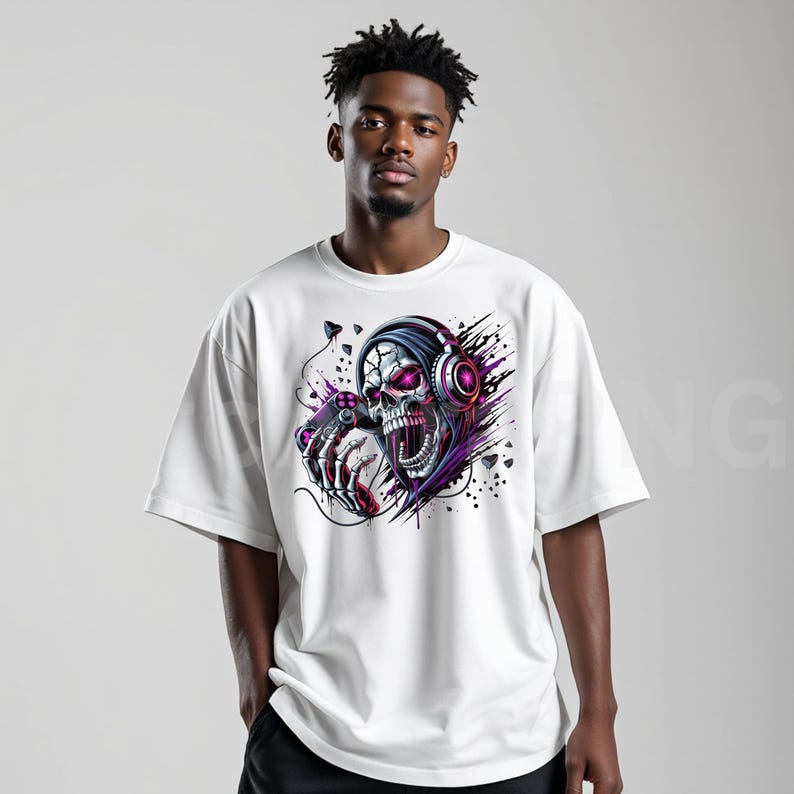 Peut inclure: T-shirt blanc avec un graphisme saisissant d'un cr&acirc;ne portant un casque et tenant une manette de jeu. Le design utilise des couleurs violettes et roses, cr&eacute;ant une esth&eacute;tique audacieuse. Ce t-shirt d&eacute;contract&eacute; est id&eacute;al pour un usage quotidien.