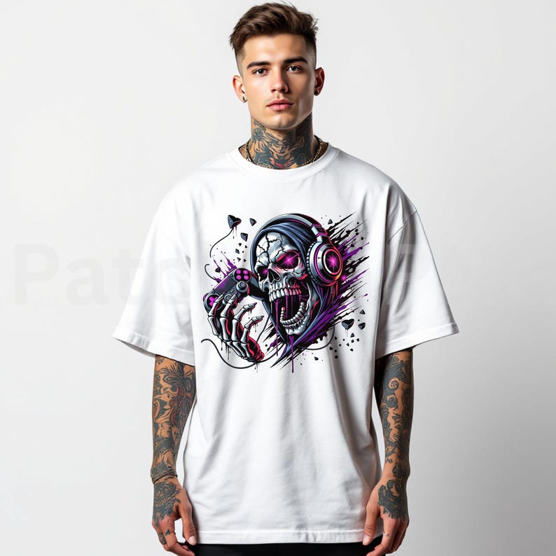 Peut inclure: T-shirt blanc avec un graphisme vibrant d'un cr&acirc;ne portant un casque et tenant une manette de jeu. Le cr&acirc;ne a des yeux roses et est entour&eacute; d'effets d'&eacute;claboussures violets et noirs, cr&eacute;ant un design dynamique.