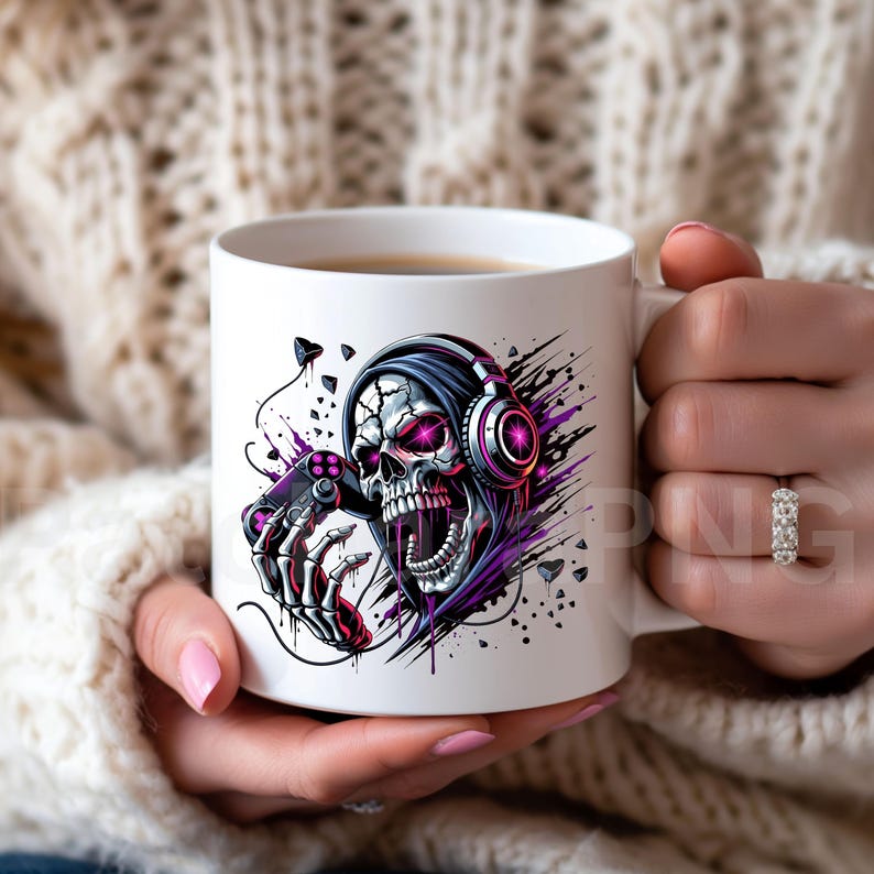 Peut inclure: Mug en c&eacute;ramique blanche avec un motif de cr&acirc;ne portant un casque et tenant une manette de jeu vid&eacute;o. Le cr&acirc;ne a des yeux roses brillants et est entour&eacute; d'&eacute;l&eacute;ments graphiques violets et noirs. La tasse est tenue par une personne.