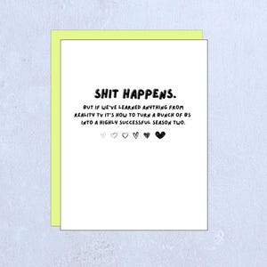 Op de afbeelding: Een kaart met een zwart-wit ontwerp. De kaart zegt "SHIT HAPPENS. BUT IF WE'VE LEARNED ANYTHING FROM REALITY TV IT'S HOW TO TURN A BUNCH OF BS INTO A HIGHLY SUCCESSFUL SEASON TWO."