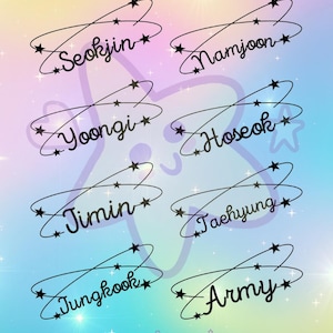 Puede incluir: Nombres escritos en negro, cada uno rodeado por dos líneas curvas con estrellas, sobre un fondo degradado pastel. Los nombres incluyen Seokjin, Namjoon, Yoongi, Hoseok, Jimin, Taehyung, Jungkook y Army. El texto "Hoshi Hoshi" está en la parte inferior.