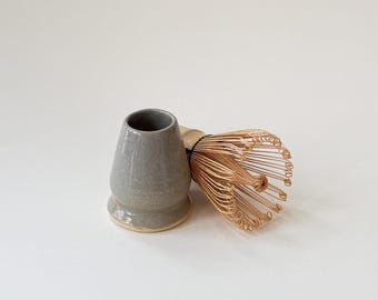 Supporto per frusta da matcha in ceramica fatta a mano, colore grigio.
