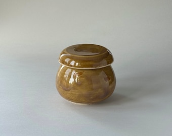 Un piccolo Onggi tradizionale coreano fatto a mano in giallo/contenitore per tè, erbe secche e contenitore per sale, contenitore per miele, regalo di inaugurazione della casa