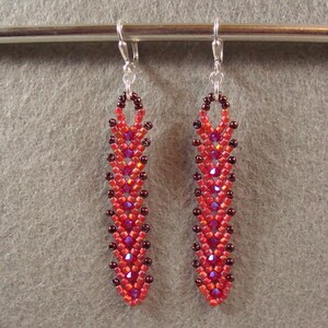Boucles d&#39;oreilles plumes écarlates et roses