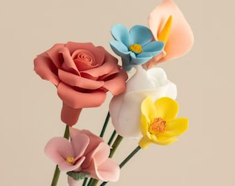Handgemaakte kleurrijke keramische bloemen: uniek bloemstuk