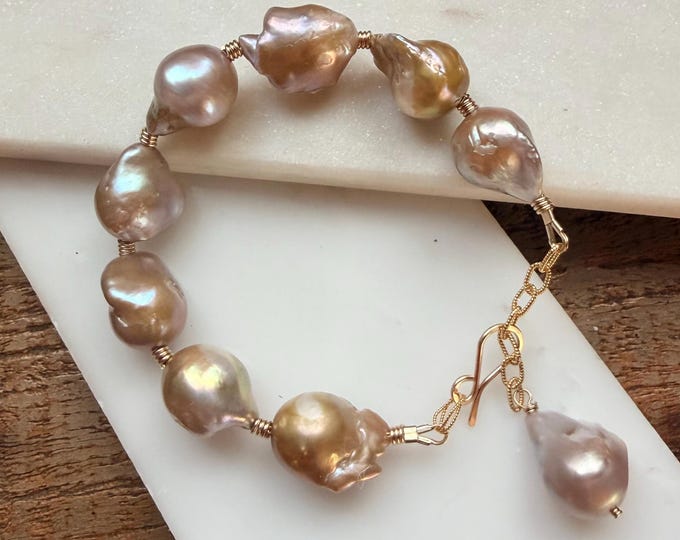 Featured listing image: Gorgeous Barogue Pearl Bracelet
