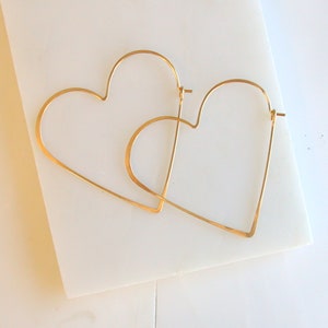 Herz Hoop Ohrringe Valentinstag Herz Ohrringe Sterling Herz Creolen. Gold Herz Creolen. Leichte Creolen. Minimalistische Creolen