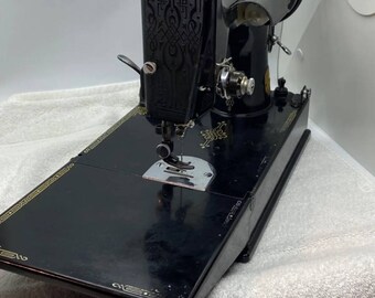 Beautiful “Singer Featherweight Blackside Sewing Machine w case”
