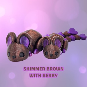 Mouse flexível com cauda em formato de coração – um brinquedo antiestresse adorável ou item de colecionador. Brown with Berry