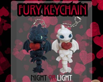 Puede incluir: Dos llaveros con forma de dragón, uno negro y otro blanco, cada uno con un corazón rojo. El texto "FURY KEYCHAIN" está encima de los llaveros, y "NIGHT OR LIGHT" debajo. El fondo es un patrón de corazones rojos.