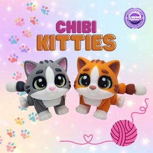 以下が含まれることがあります： 大きな目と遊び心のあるポーズをした、グレーと白、オレンジと白の2匹のチビ猫のフィギュア。上には「CHIBI KITTIES」の文字。ピンクの毛糸玉と足跡がデザインを完成させています。