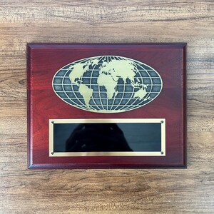 Elegante rode houten plaquette met wereldkaart - handgemaakte muurkunst, perfect voor thuis of op kantoor, uniek cadeau voor reizigers en leidinggevenden
