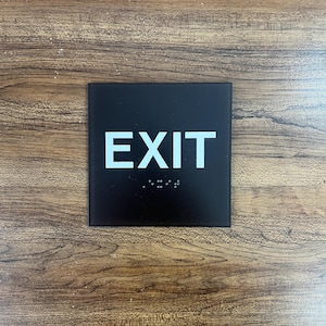 Señal de salida en braille ADA: 5" x 5" con letras en relieve y braille, duradera, fácil de instalar, respaldo adhesivo opcional, señal de seguridad accesible