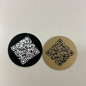 Disco de código QR acrílico personalizado: etiquetas personalizadas para mesas, casilleros, menús de restaurantes, letreros de WiFi. Exhibición elegante y moderna para fácil acceso.