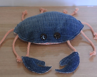 Geüpcycled denim - pluche krab - plankdecor