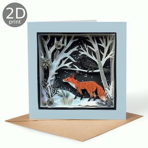 Könnte beinhalten: Eine Grußkarte mit einer 3D-Waldszene mit einem roten Fuchs, einem schwarzen Vogel und weißen Bäumen. Die Karte befindet sich in einem hellblauen Rahmen mit dem Text "2D print" in einem Kreis oben links. Die Karte liegt auf einem braunen Umschlag.