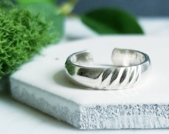 Diagonal Striped Sterling Silver Toe ring, Wide Toe Ring, Body Jewelry, Etched Ring, Made in Canada, Midi RIng