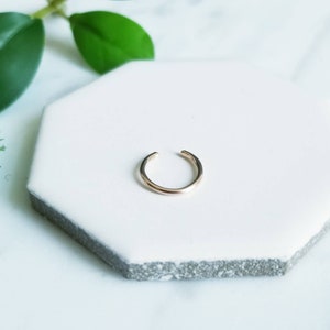 Bijou d'oreille en fil métallique rond rempli d'or rose 14 carats