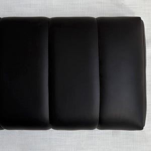 カスタムブラックレザークッション | マットフェイクレザー | フォーム入り | カスタムサイズ | ハンドメイド
