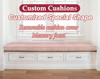 Puede incluir: Un asiento de ventana blanco con un cojín a cuadros rojo y blanco. El asiento tiene tres cajones debajo. El texto sobre el cojín dice "Custom Cushions Customized Special Shape Removable cushion cover Memory foam".