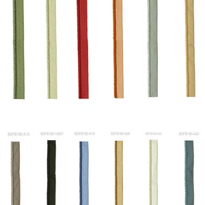 Puede incluir: Una colecci&oacute;n de muestras de adornos decorativos en varios colores, incluyendo verde, rojo y azul. Cada muestra es una tira vertical con una superficie texturizada y un borde contrastante. Los c&oacute;digos de producto son visibles.