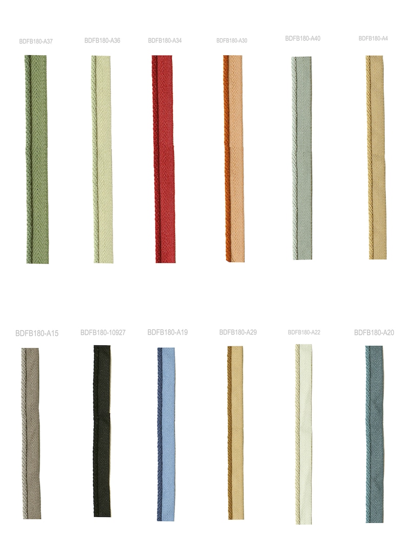 Puede incluir: Una colecci&oacute;n de muestras de adornos decorativos en varios colores, incluyendo verde, rojo y azul. Cada muestra es una tira vertical con una superficie texturizada y un borde contrastante. Los c&oacute;digos de producto son visibles.