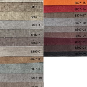 Puede incluir: Una tarjeta de muestras de tela con muestras en varios colores y texturas. La tarjeta muestra una gama de tonos neutros, incluyendo beige, marr&oacute;n y gris, junto con tonos vibrantes como naranja, rojo y burdeos. Cada muestra est&aacute; etiquetada con un c&oacute;digo &uacute;nico.