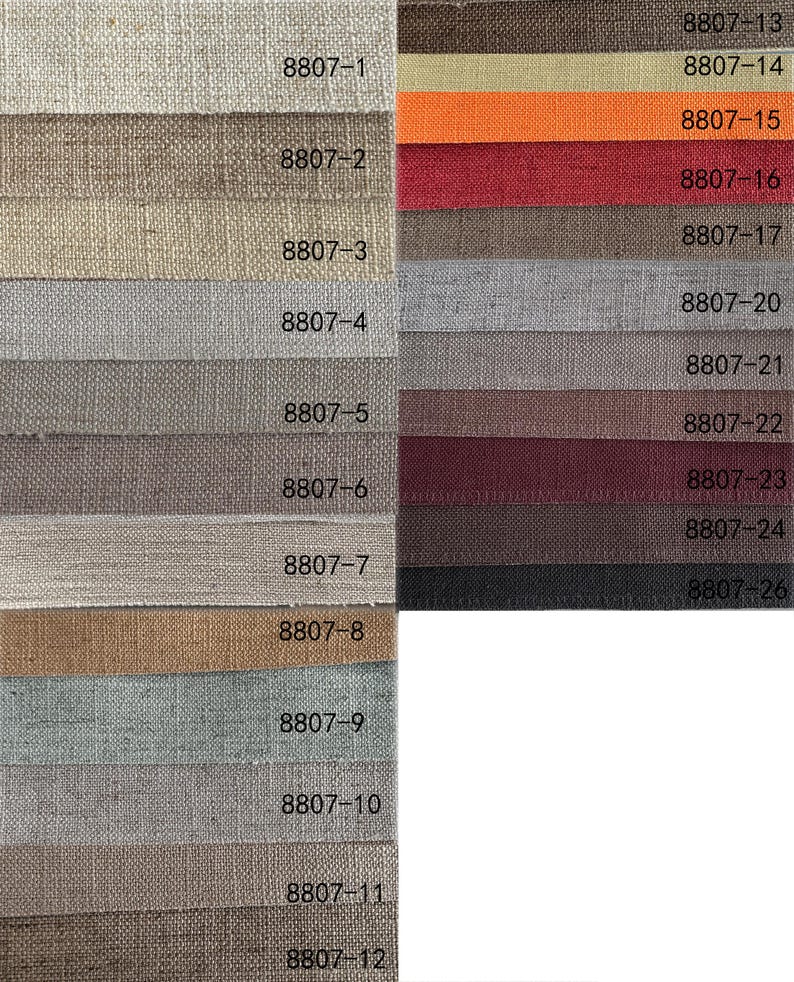 Puede incluir: Una tarjeta de muestras de tela con muestras en varios colores y texturas. La tarjeta muestra una gama de tonos neutros, incluyendo beige, marr&oacute;n y gris, junto con tonos vibrantes como naranja, rojo y burdeos. Cada muestra est&aacute; etiquetada con un c&oacute;digo &uacute;nico.
