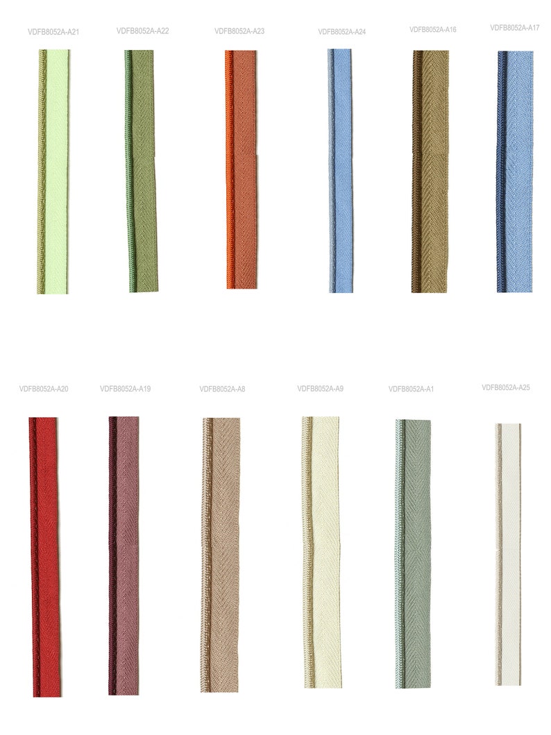Puede incluir: Una colecci&oacute;n de cremalleras en varios colores, incluyendo verde, naranja, azul y marr&oacute;n. Cada cremallera se muestra verticalmente sobre un fondo blanco, mostrando los diferentes tonos y texturas de la cinta y los dientes de la cremallera.