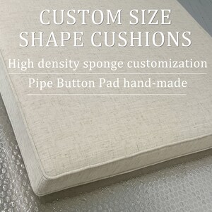 Può includere: Un cuscino rettangolare beige su misura con un bordo a cordoncino. Il cuscino è realizzato in spugna ad alta densità ed è fatto a mano. Il testo "CUSTOM SIZE SHAPE CUSHIONS" è stampato in nero sul cuscino. Il testo "High density sponge customization" è stampato in nero sotto la prima riga di testo. Il testo "Pipe Button Pad hand-made" è stampato in nero sotto la seconda riga di testo.