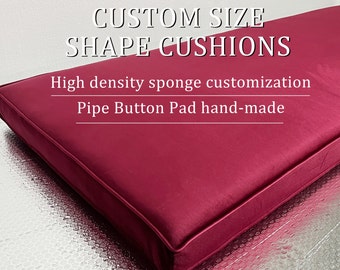 Puede incluir: Un cojín rectangular de color rojo oscuro hecho a medida con bordes con ribetes. El cojín está hecho con espuma de alta densidad y está hecho a mano. El texto "CUSTOM SIZE SHAPE CUSHIONS" está en la parte superior de la imagen. El texto "High density sponge customization" está en el medio de la imagen. El texto "Pipe Button Pad hand-made" está en la parte inferior de la imagen.