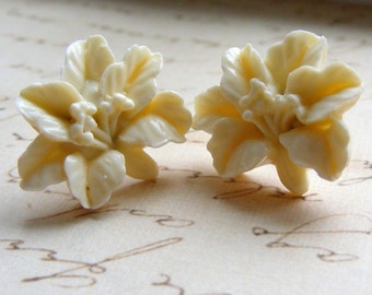 Lily flower stud earrings - Cream Flower Jewelry for Spring - Affordable Bridesmaid Earrings