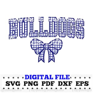 Könnte beinhalten: Ein digitales Design mit dem Wort "BULLDOGS" in blauem Vichy-Muster, das sich über einer blauen Schleife wölbt. Darunter sind die Wörter "DIGITAL FILE" und Dateityp-Abkürzungen abgebildet.