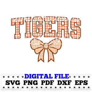 Puede incluir: Un diseño de archivo digital con la palabra "TIGERS" en letras a cuadros naranjas y blancas, con un lazo debajo. El diseño incluye el texto "ARCHIVO DIGITAL" y las abreviaturas de tipo de archivo: SVG, PNG, PDF, DXF y EPS.