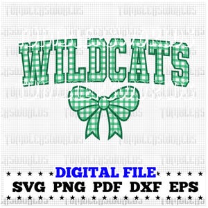 Puede incluir: Un diseño de archivo digital con la palabra "WILDCATS" en letras de bloque verdes con estampado de cuadros, con un lazo a juego debajo. El texto "DIGITAL FILE" es azul, con opciones de formato de archivo: SVG, PNG, PDF, DXF y EPS.