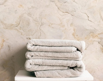 Warmbeige marmeren behang, peel and stick met steeneffect of traditioneel plakken op de muur voor badkamer keukenaccent
