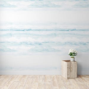Carta da parati Blue Sky – Murale staccabile e attaccabile con orizzonte acquerellato – Decorazione murale morbida e nuvolosa per cameretta e camera da letto – Opzione carta da parati rimovibile
