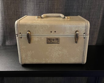 Vintage beige Samsonite Streamlite train case