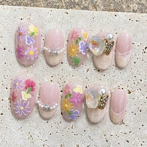 Unhas de pressão com pétalas fofas, unhas de pressão com flores pintadas à mão, unhas de gel artesanais com flores, unhas reutilizáveis, unhas curtas, unhas artísticas, unhas postiças