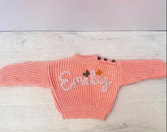 Suéter de bebé con nombre bordado a mano personalizado, suéter con nombre de bebé personalizado, suéter con nombre, suéter de niña